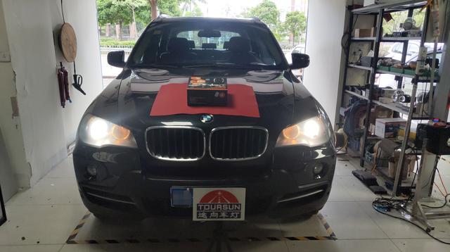 寶馬X5原車(chē)氙氣燈嚴(yán)重老化升級(jí)LED雙光透鏡，年審放心過(guò)